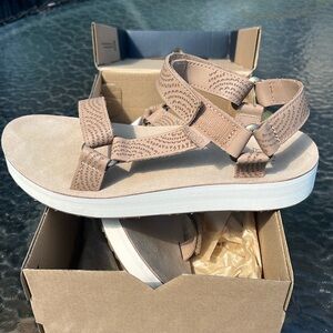 Teva women’s W mid form universal geometric size 9